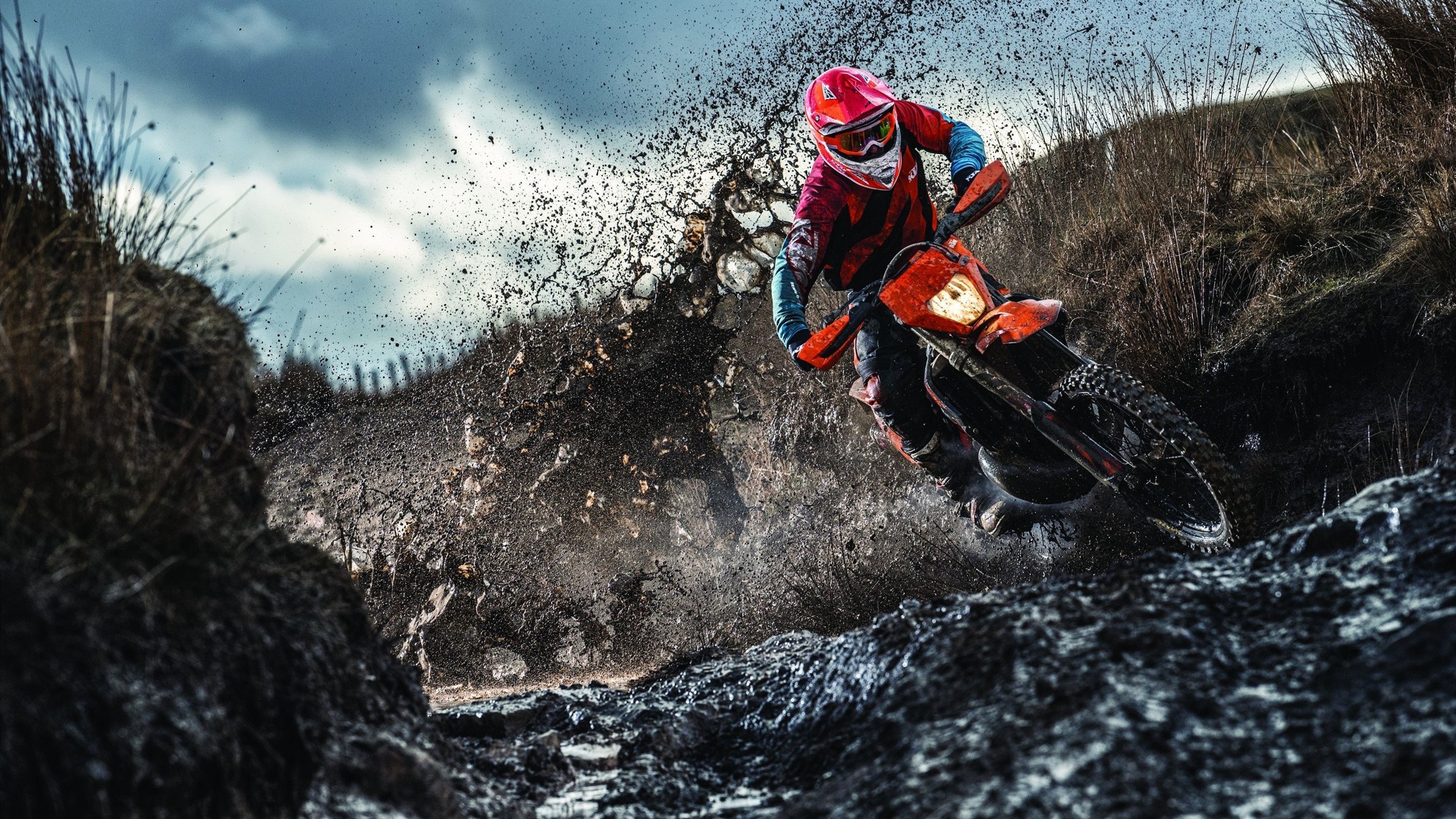 【规则深入】裁判如何应对比赛中的争议犯规？，比赛过程中当裁判员发现误判时只能在什么时间更改判决